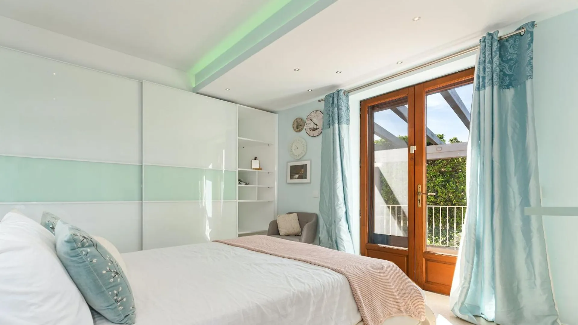 Algarve, Portugal Villa With Pool 4 Ensuite Bedrooms, Private Pool, Lake And Beautiful Gardens