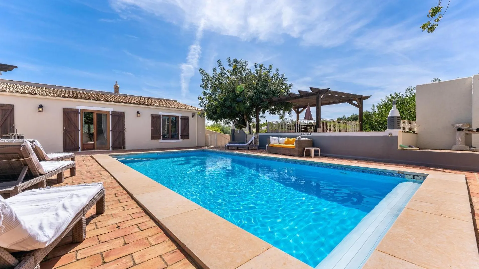 Algarve, Portugal Villa With Pool 4 Ensuite Bedrooms, Private Pool, Lake And Beautiful Gardens Almancil