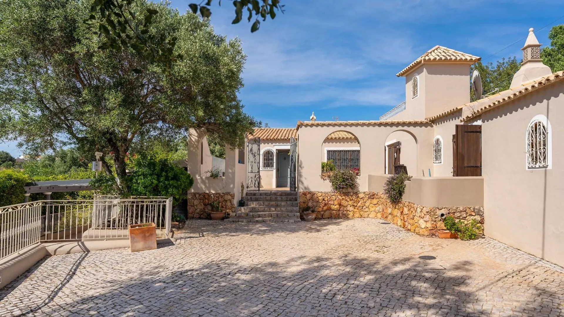 Algarve, Portugal Villa With Pool 4 Ensuite Bedrooms, Private Pool, Lake And Beautiful Gardens